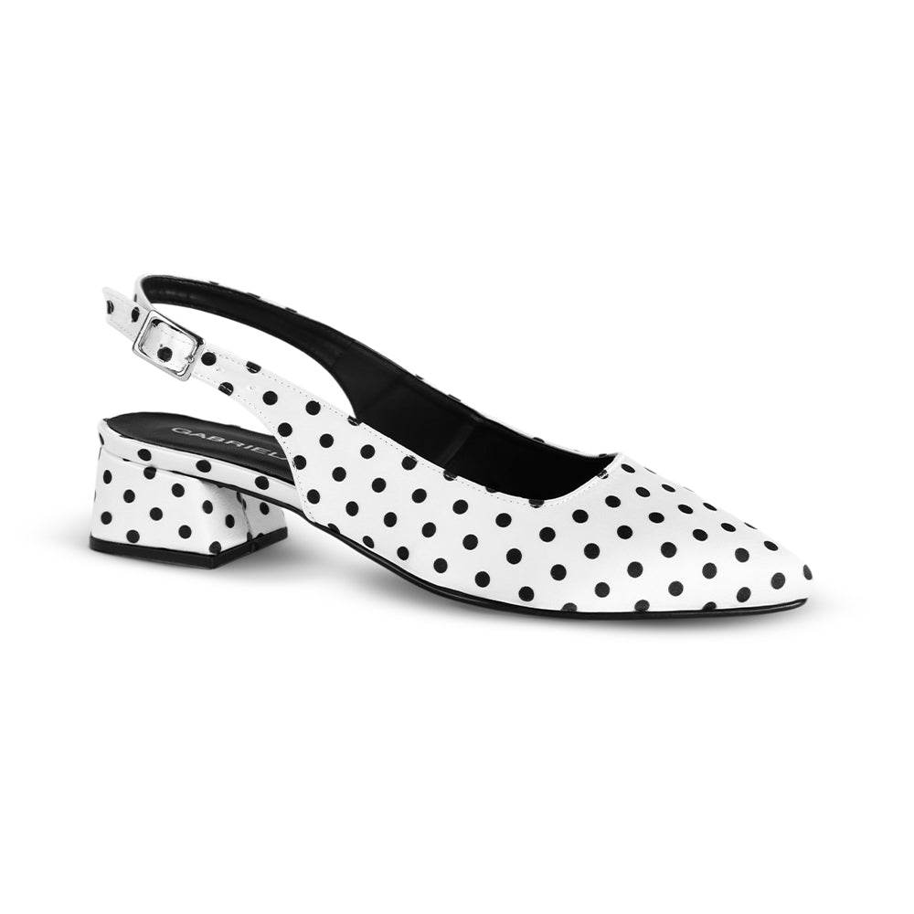 Vista diagonal de zapatilla blanca con lunares negros, tacón bajo 4cm, pulsera ajustable y punta fina