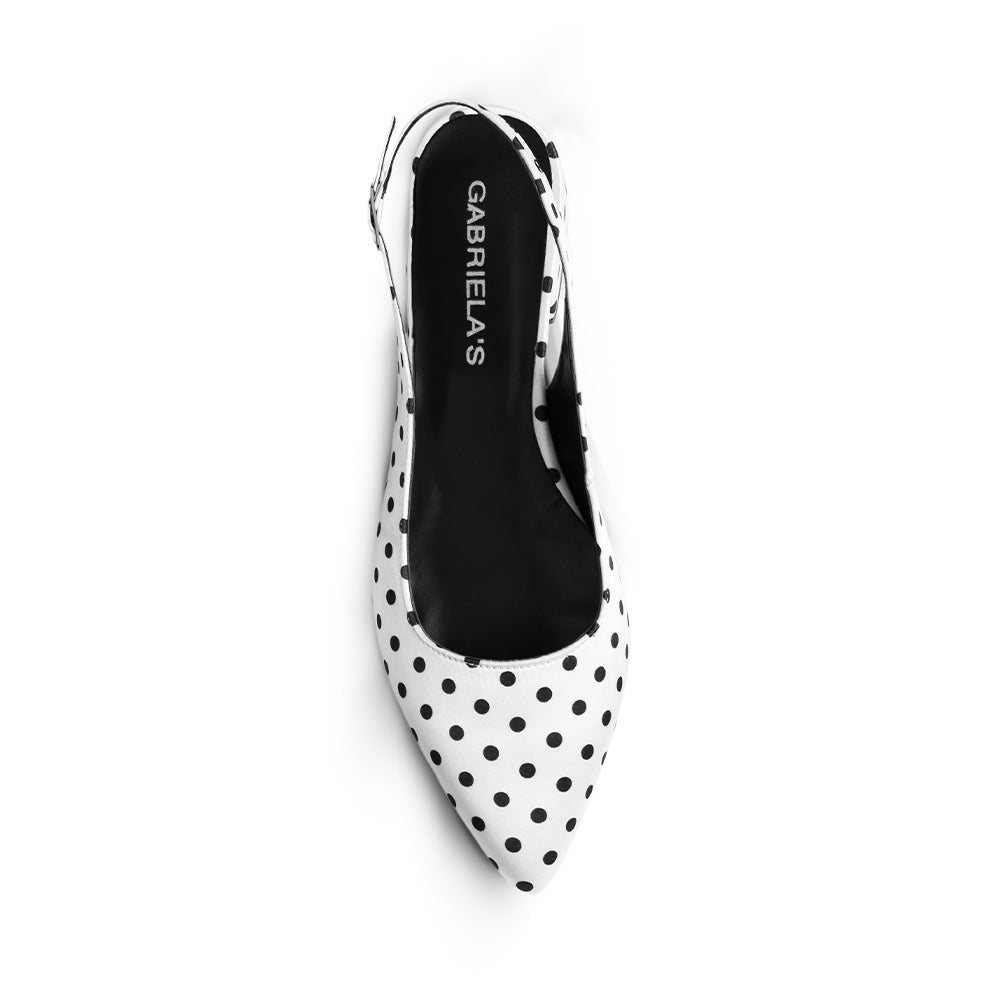 Vista superior en la zapatilla blanca con lunares de punta fina y tacón bajo 4cm para dama 