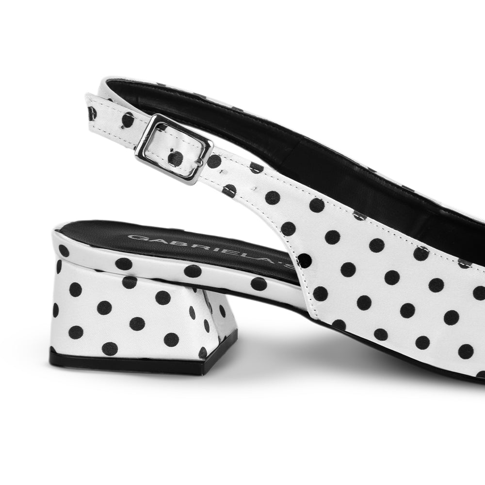 Vista trasera del tacón bajo 4cm en las zapatillas blancas para dama con lunares y pulsera ajustable 