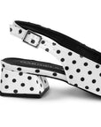Vista trasera del tacón bajo 4cm en las zapatillas blancas para dama con lunares y pulsera ajustable 