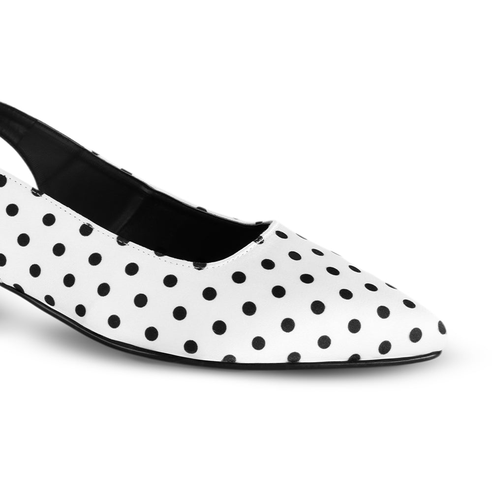 Detalle del material shantung en la zapatilla blanca para dama con lunares, punta fina y tacón bajo 4cm 