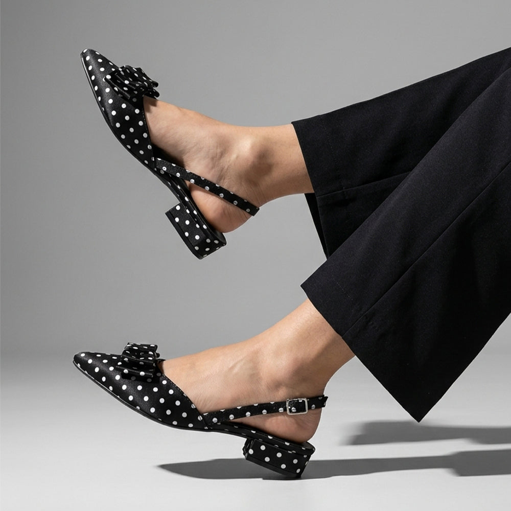 Zapatillas negras con lunares blancos de punta fina, moño decorativo y pulsera ajustable para dama 