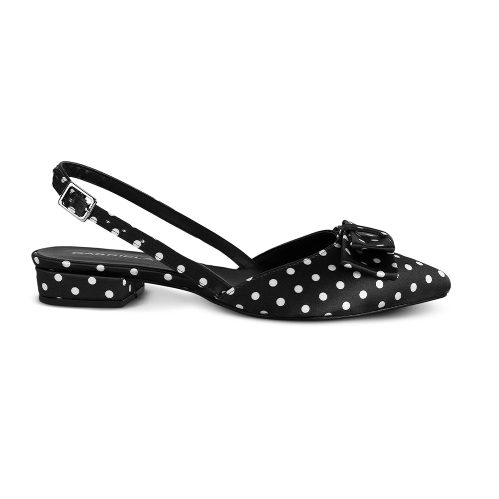 Vista lateral de zapatilla negra para dama con pulsera ajustable,moño decorativo en punta fina y tacón bajo 3cm 