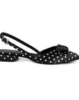Vista lateral de zapatilla negra para dama con pulsera ajustable,moño decorativo en punta fina y tacón bajo 3cm 