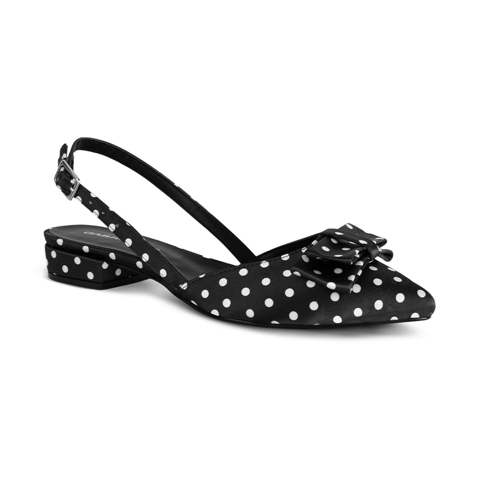 Vista diagonal de zapatilla negra con lunares blancos, tacón bajo 3cm, pulsera ajustable y moño decorativo 