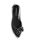 Vista superior en la zapatilla negra con lunares de punta fina y moño decorativo para dama 