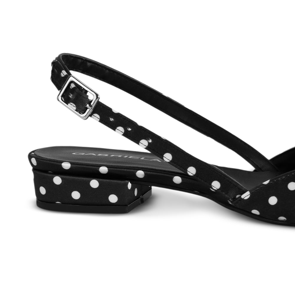 Vista trasera del tacón bajo 3cm en las zapatillas negra para dama con lunares y pulsera ajustable 