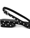 Vista trasera del tacón bajo 3cm en las zapatillas negra para dama con lunares y pulsera ajustable 