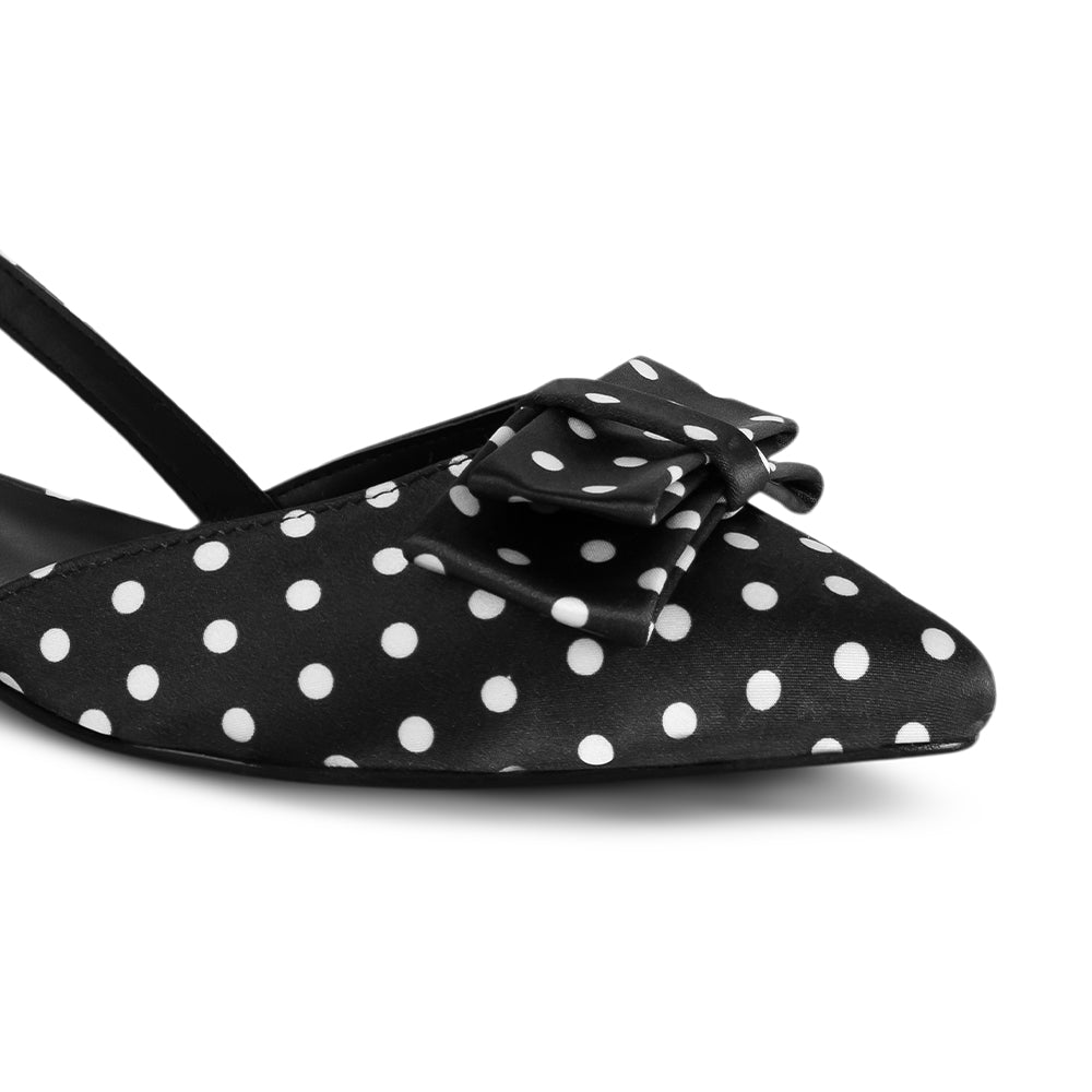 Detalle del material shantung en la zapatilla negra para dama con lunares, punta fina y tacón bajo 3cm 