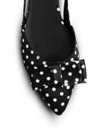 Vista del detalle en punta fina con moño decorativo de la zapatilla negra con lunares y tacón bajo 3cm para dama 