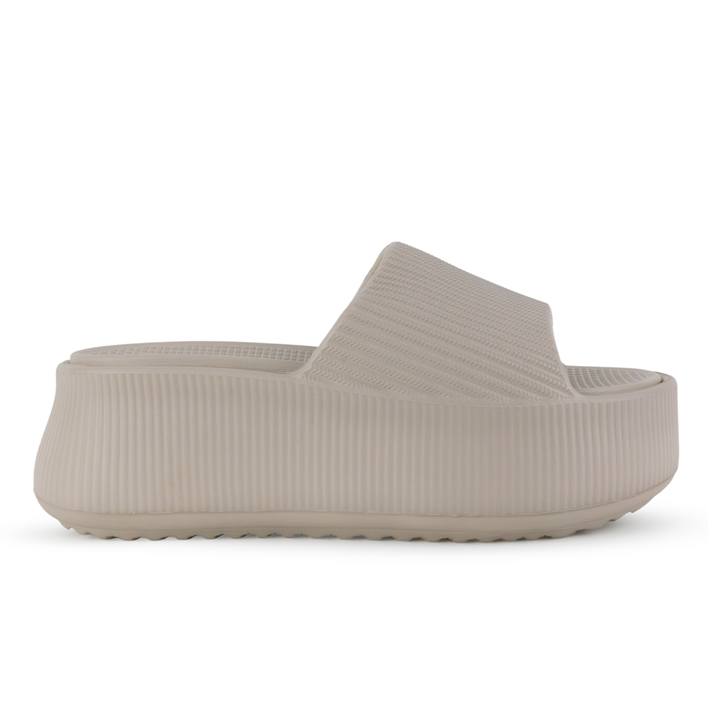 Vista lateral de la sandalia beige casual  con punta abierta y plataforma baja 6cm para dama 