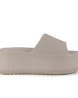 Vista lateral de la sandalia beige casual  con punta abierta y plataforma baja 6cm para dama 