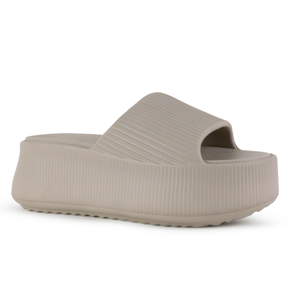 Vista diagonal en la sandalia beige casual para dama con plataforma baja 6cm y punta abierta 