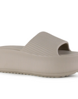 Vista diagonal en la sandalia beige casual para dama con plataforma baja 6cm y punta abierta 