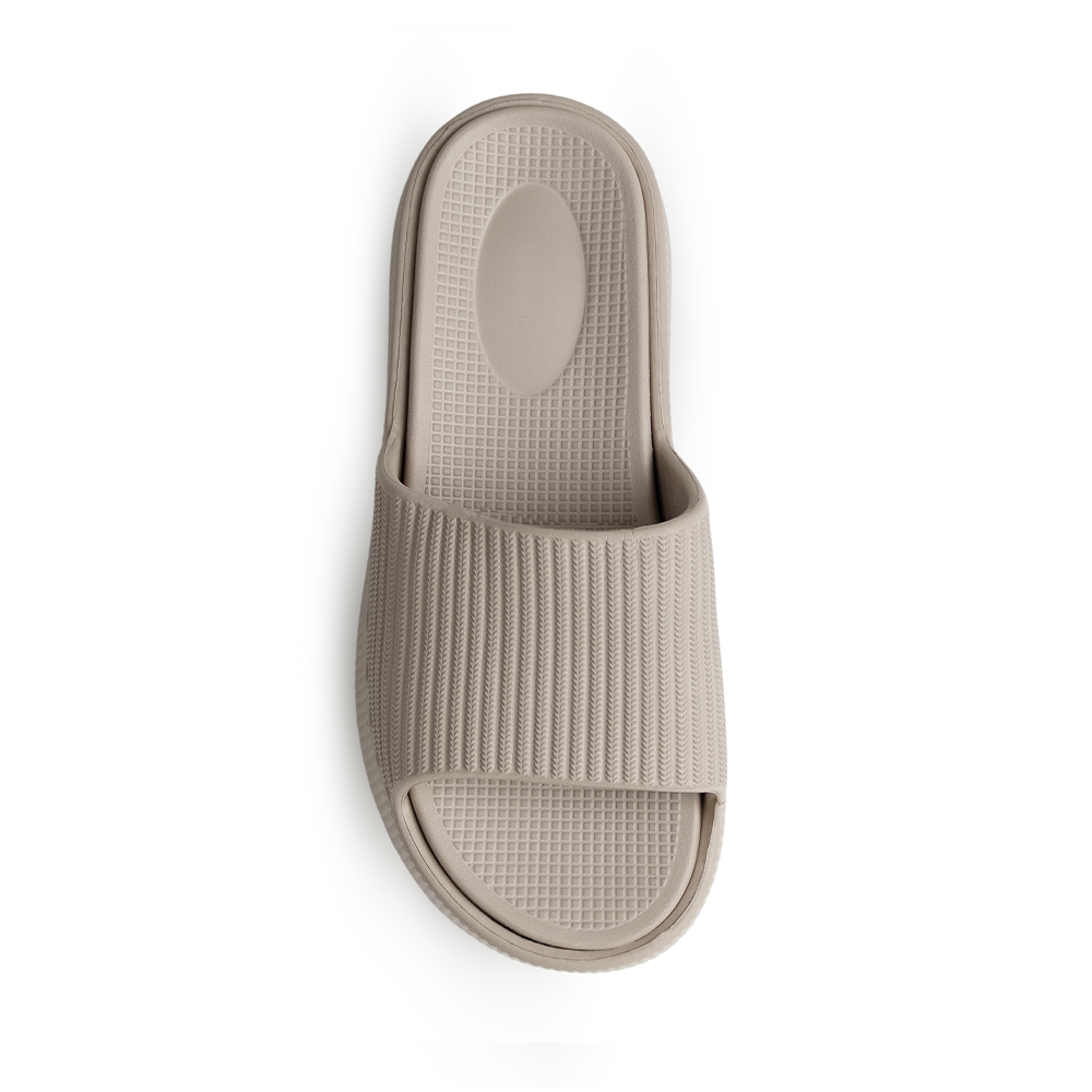 Vista superior de la sandalia beige de estilo casual que brinda confort con punta abierta para dama 