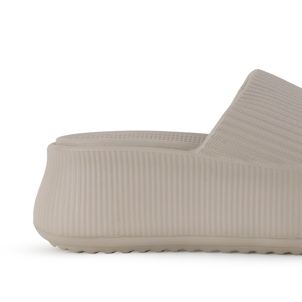 Vista trasera de la plataforma baja 6cm en la sandalia beige para dama con punta abierta 