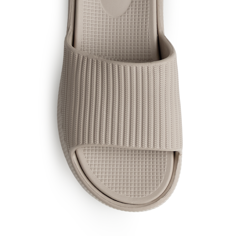 Vista del detalle en plantilla confort de la sandalia beige para dama con punta abierta y plataforma baja 6cm 
