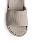 Vista del detalle en plantilla confort de la sandalia beige para dama con punta abierta y plataforma baja 6cm 
