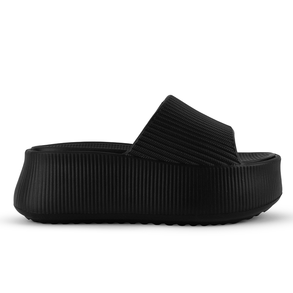 Vista lateral de la sandalia negra casual  con punta abierta y plataforma baja 6cm para dama 