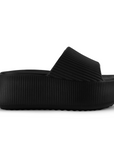 Vista lateral de la sandalia negra casual  con punta abierta y plataforma baja 6cm para dama 