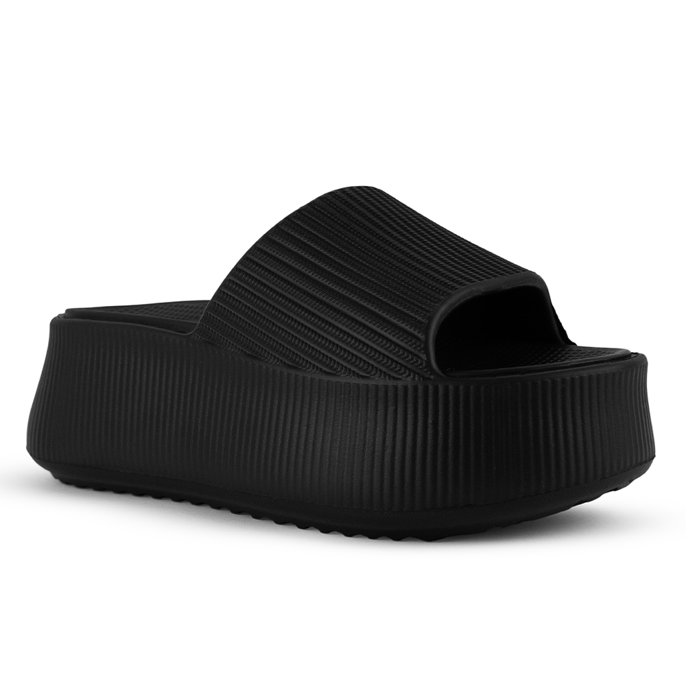 Vista diagonal en la sandalia negra casual para dama con plataforma baja 6cm y punta abierta 
