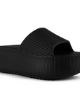 Vista diagonal en la sandalia negra casual para dama con plataforma baja 6cm y punta abierta 