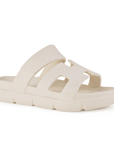 Vista diagonal de la sandalia beige para dama con punta abierta y plataforma baja 4cm 