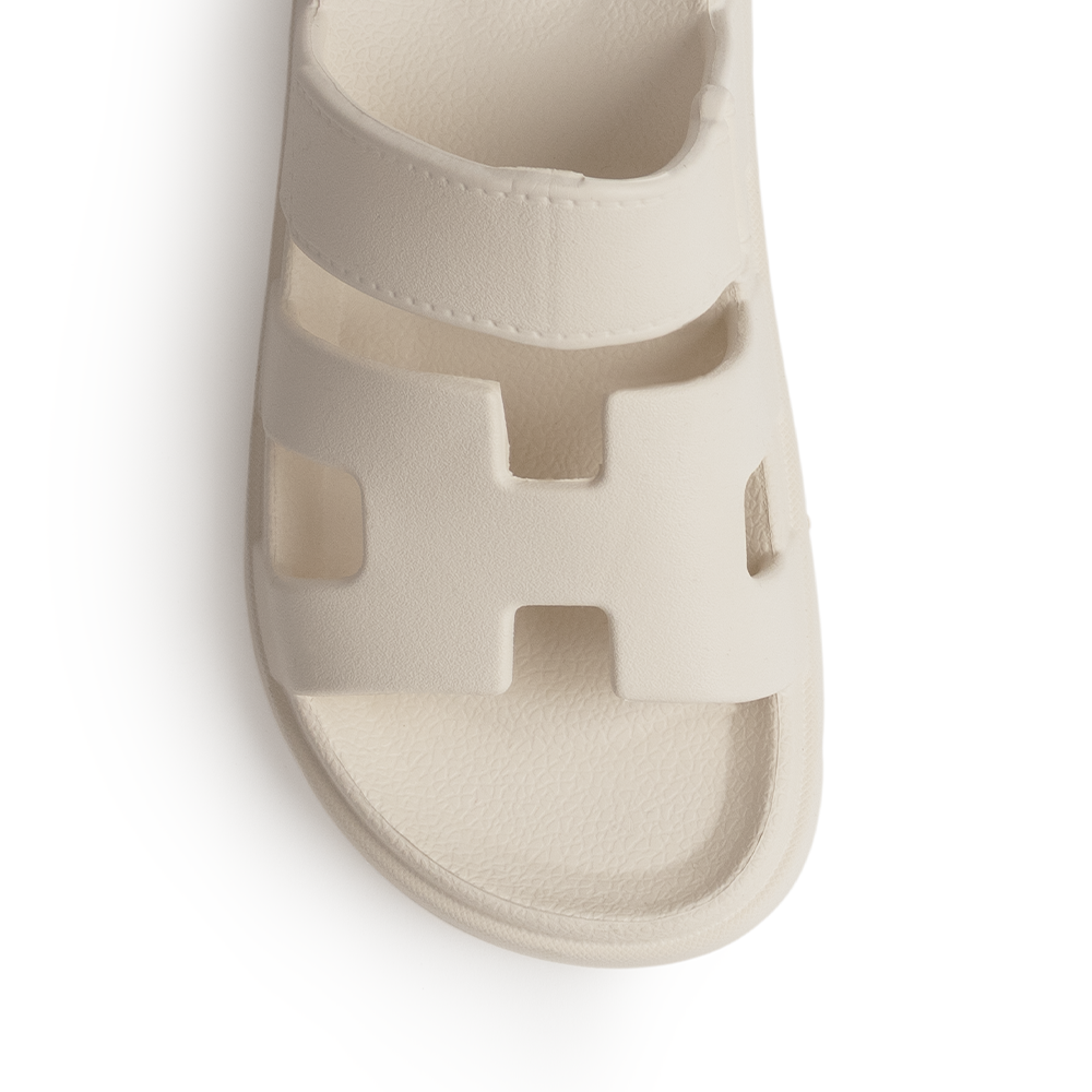 Vista del detalle en tiras y punta abierta de la sandalia beige para dama con plataforma baja 4cm 