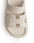 Vista del detalle en tiras y punta abierta de la sandalia beige para dama con plataforma baja 4cm 