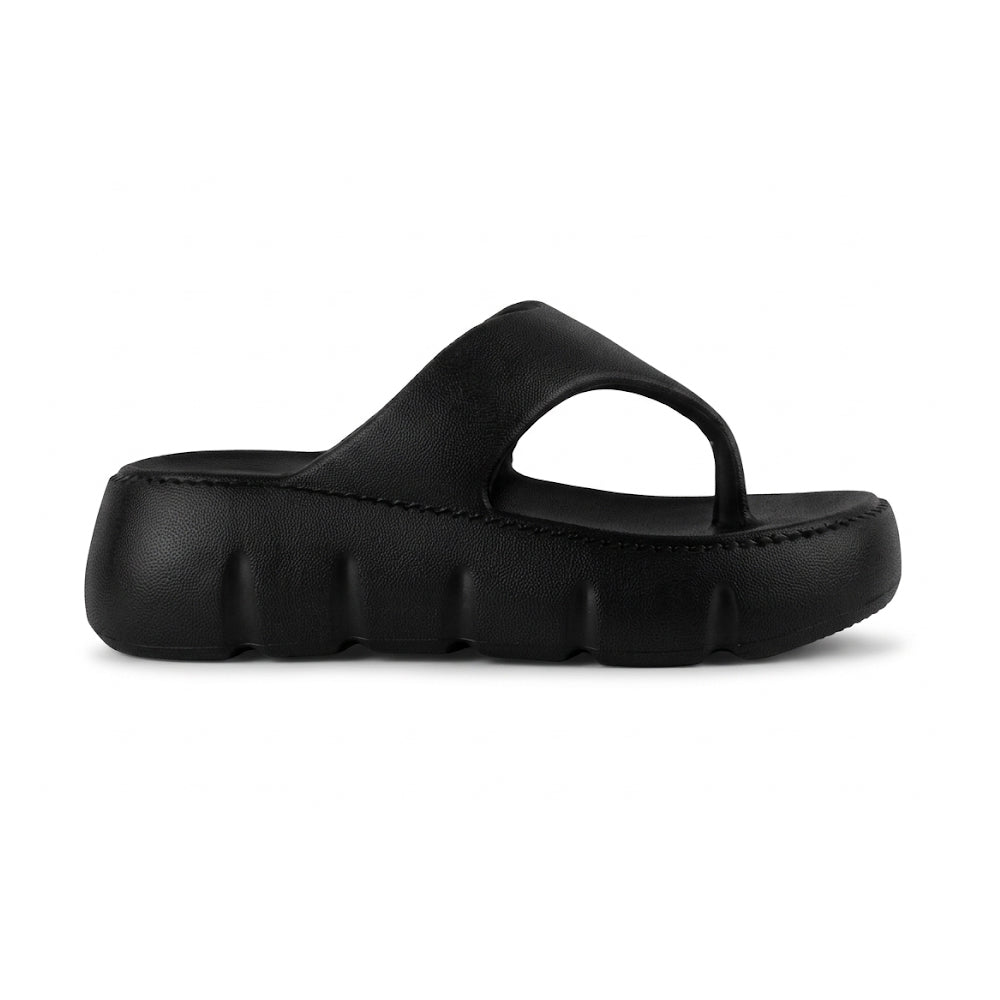 Vista lateral de la sandalia negra para dama con plataforma baja 5cm y estilo confort