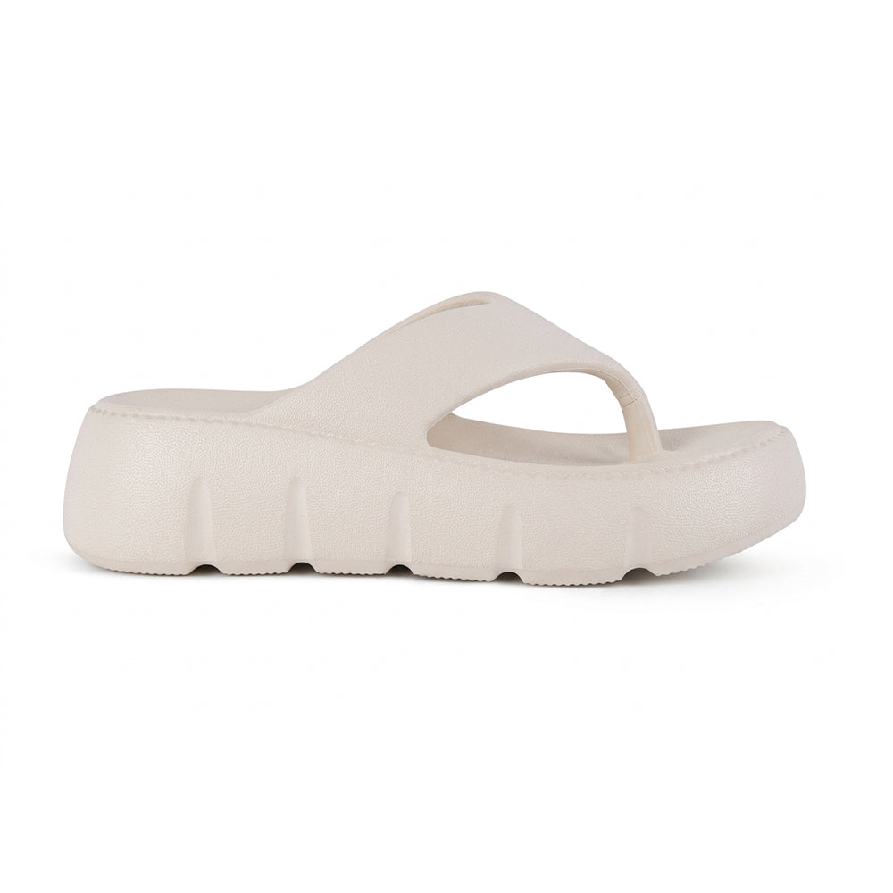 Vista lateral de la sandalia beige para dama con plataforma baja 5cm y estilo confort