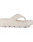 Vista lateral de la sandalia beige para dama con plataforma baja 5cm y estilo confort