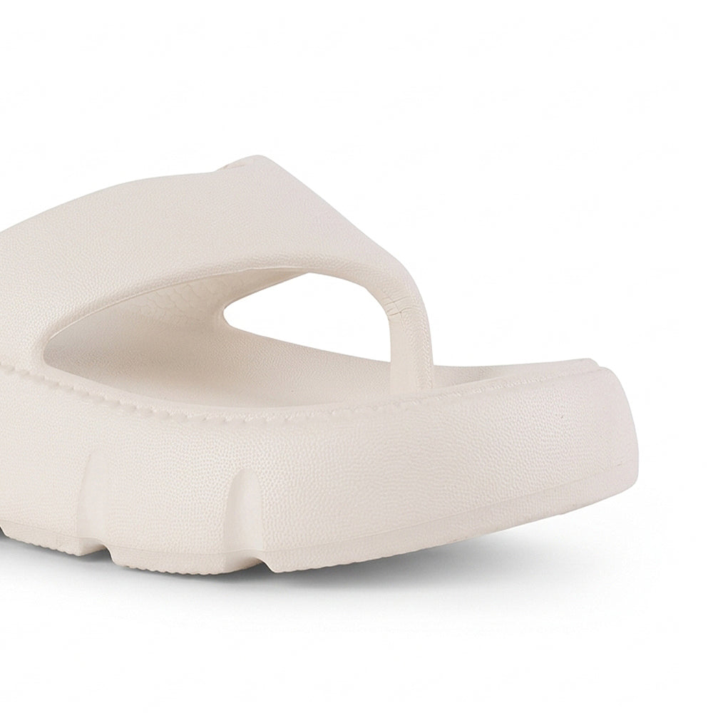 Detalle del material sintético en la sandalia beige para dama con plataforma baja 5cm 