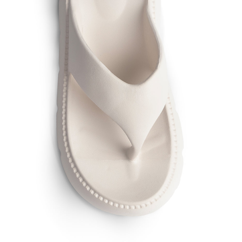 Vista del detalle en plantilla confort de la sandalia beige para dama con plataforma baja 5cm 