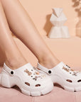 Sandalias blancas tipo clog con charms pulsera ajustable y plataforma media 7cm