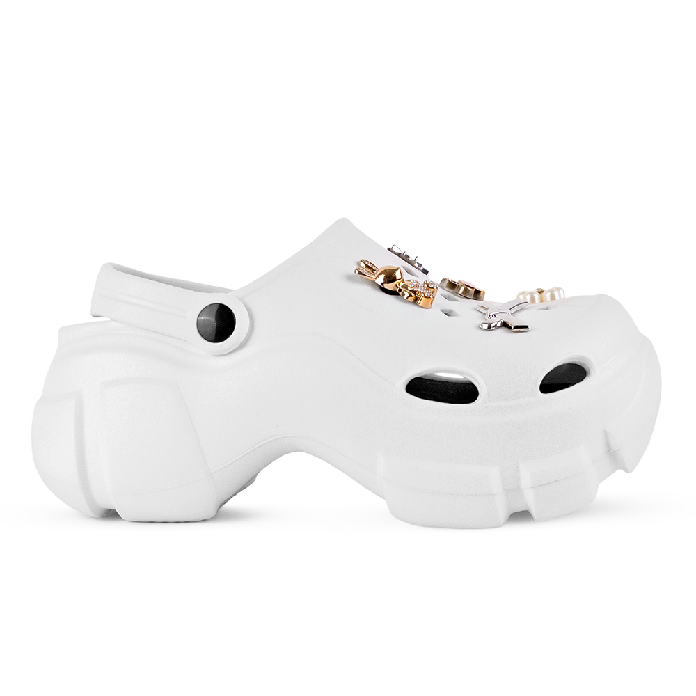 Vista lateral de sandalia blanca tipo clog para dama con plataforma media 7cm, charms y pulsera ajustable 