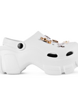 Vista lateral de sandalia blanca tipo clog para dama con plataforma media 7cm, charms y pulsera ajustable 