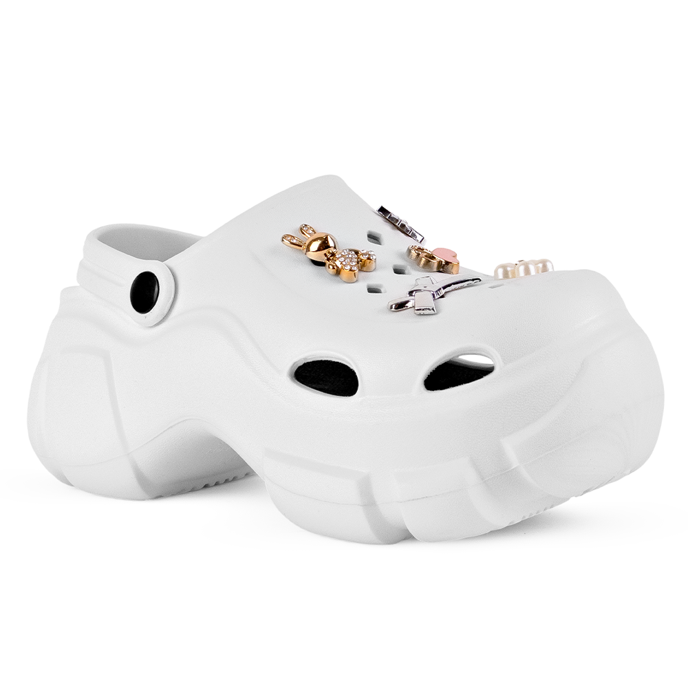 Vista diagonal en la sandalia tipo clog con pulsera ajustable, plataforma media 7cm y charms decorativos para dama 