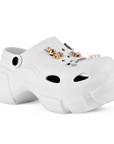 Vista diagonal en la sandalia tipo clog con pulsera ajustable, plataforma media 7cm y charms decorativos para dama 