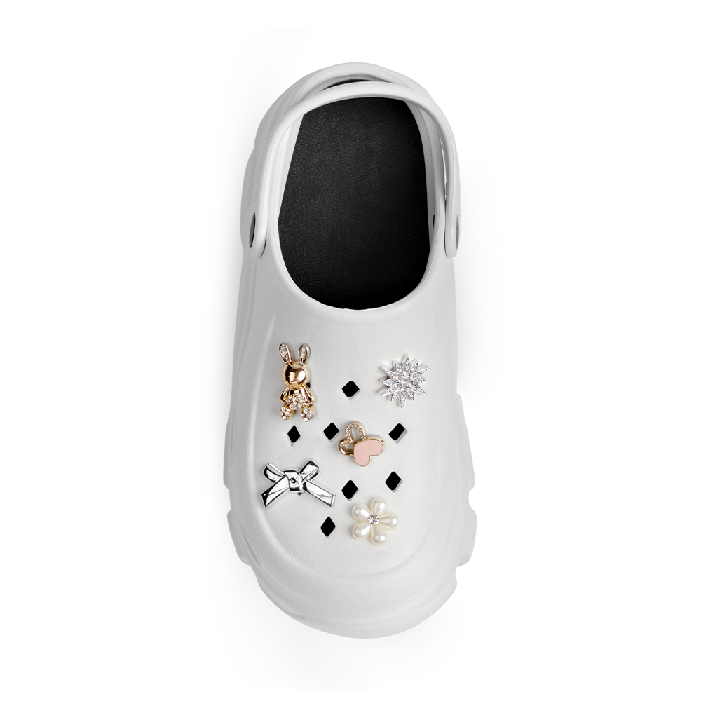 Vista superior en sandalia blanca tipo clog con punta redonda charms decorativos y pulsera ajustable para dama 