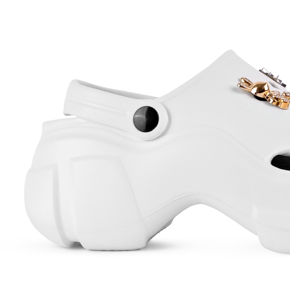 Vista trasera de la plataforma media 7cm en la sandalia blanca con pulsera ajustable y charms decorativos para dama 