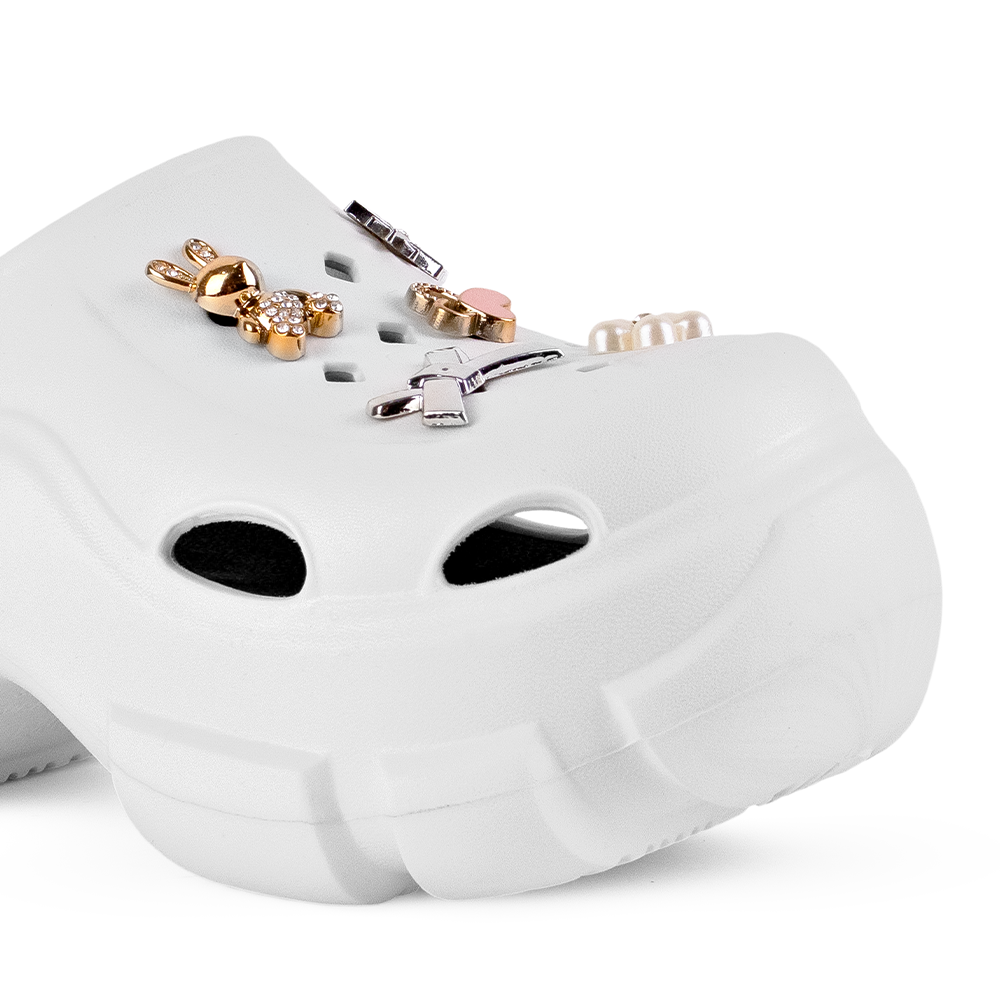 Detalle del material sintético en sandalia blanca tipo clog para dama con plataforma media 7cm y charms decorativos  