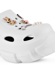 Detalle del material sintético en sandalia blanca tipo clog para dama con plataforma media 7cm y charms decorativos  