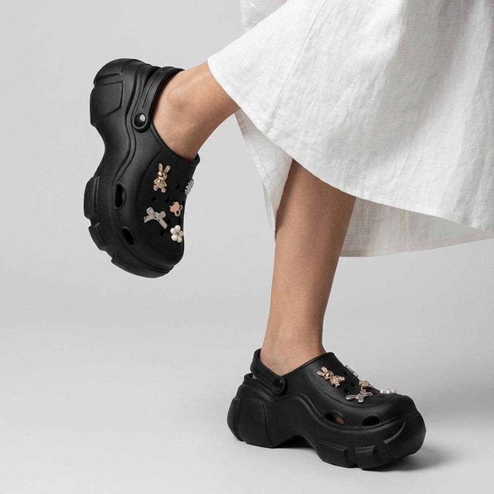 Sandalias negras tipo clog con charms pulsera ajustable y plataforma media 7cm