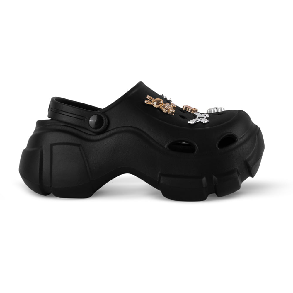 Vista lateral de sandalias negras tipo clog para dama con plataforma media 7cm, charms y pulsera ajustable 