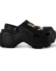 Vista lateral de sandalias negras tipo clog para dama con plataforma media 7cm, charms y pulsera ajustable 