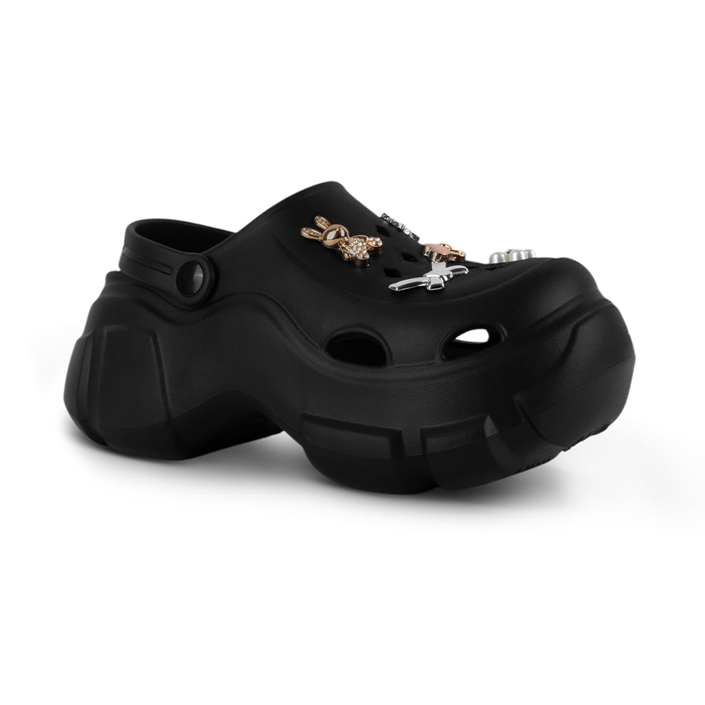 Vista diagonal en la sandalia tipo clog con pulsera ajustable, plataforma media 7cm y charms decorativos para dama 