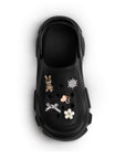 Vista superior en sandalia negra tipo clog con punta redonda charms decorativos y pulsera ajustable para dama 