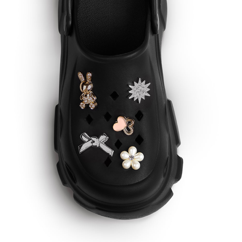Vista del detalle en charms decorativos de la sandalia negra tipo clog para dama 