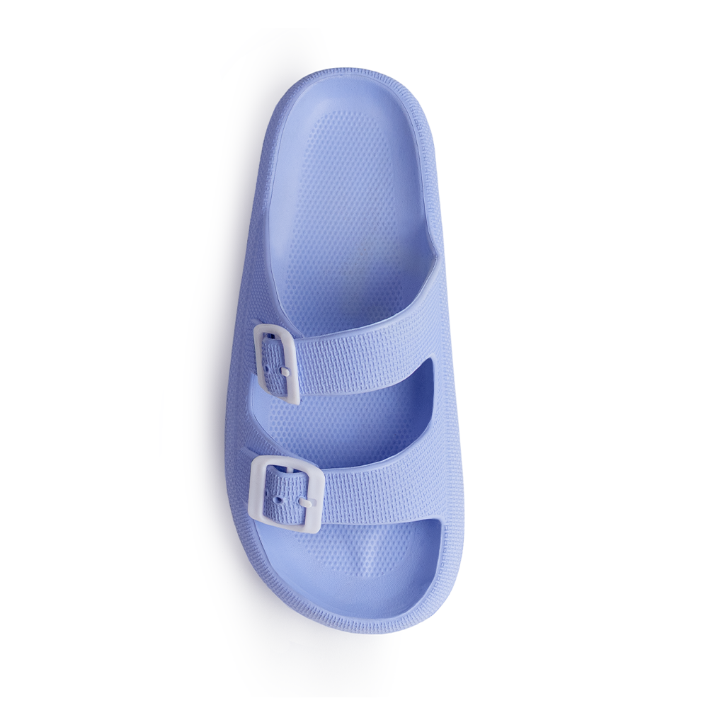 Vista superior de la sandalia morada confort para dama con punta abierta doble tira ajustable y plataforma baja 3cm 